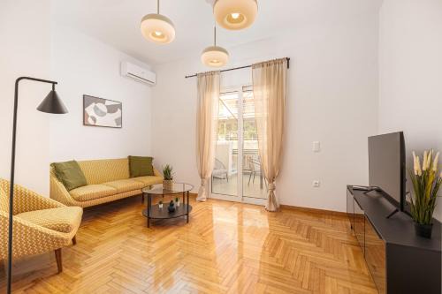 Pasalimani Apartamento | Bright & Contemporary Home with Balcony in Vibrant Piraeus