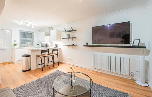 East Acton Apartamento | Bright Cosy Cottage with Parking and Outdoor Patio