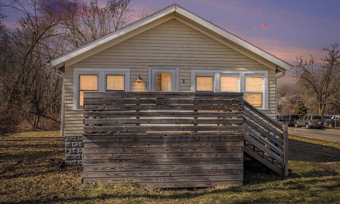 Kalamazoo Apartamento | Bright & Cozy Retreat Private Entrance, Pets Welcome, Near Downtown Kalamazoo!