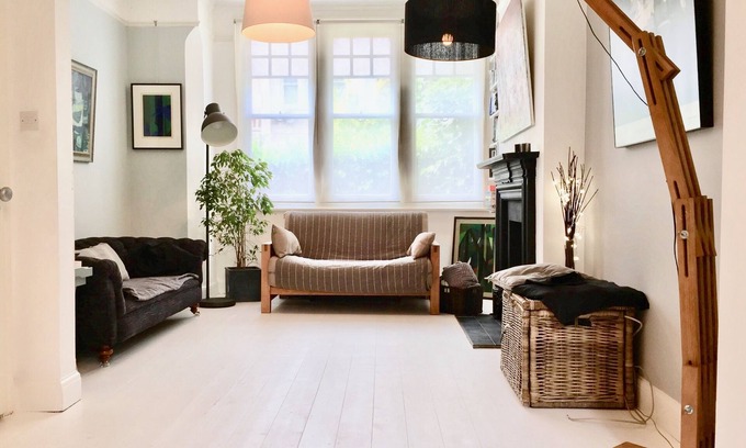 Crouch End Casa | Habitación doble luminosa en el norte de Londres con baño.