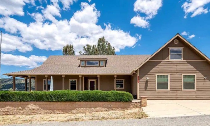 Lake Hughes Casa | Bright Family Getaway Mountain Views Outdoor Living