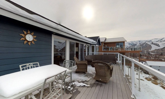 Orondo Casa | ¡Casa brillante con gran terraza, vistas al río y piscina compartida, sala de juegos y playa!