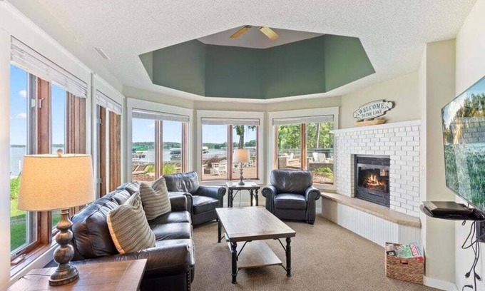 Nisswa Condominio | Bright Lakefront Getaway, steps from sandy Gull Lake beach