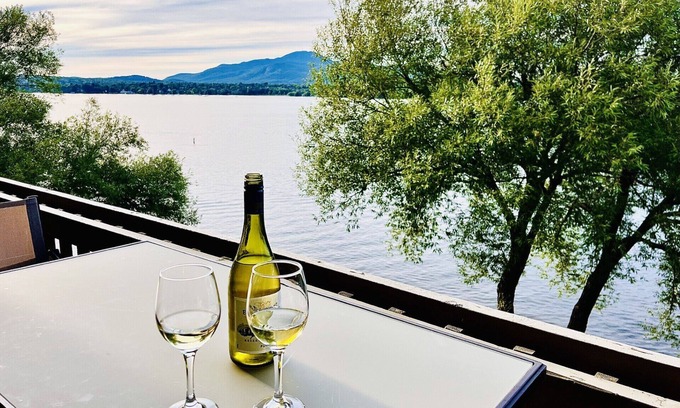 Magog Condominio | Bright lakeside condo