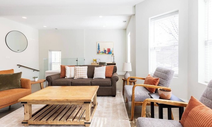 Edgewater Apartamento | Bright & Modern Apt | Steps to Lake, Train, Food