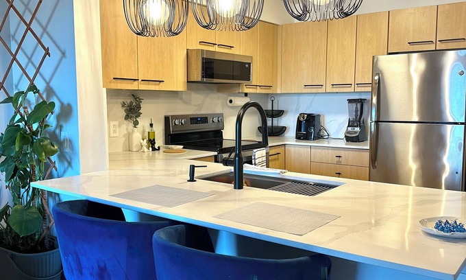 Sappertown Apartamento | Bright Modern Condo Near SkyTrain & Hospital