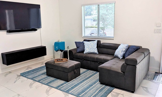 Downtown Fort Lauderdale Casa | Bright & Modern Home | October 18% Discount