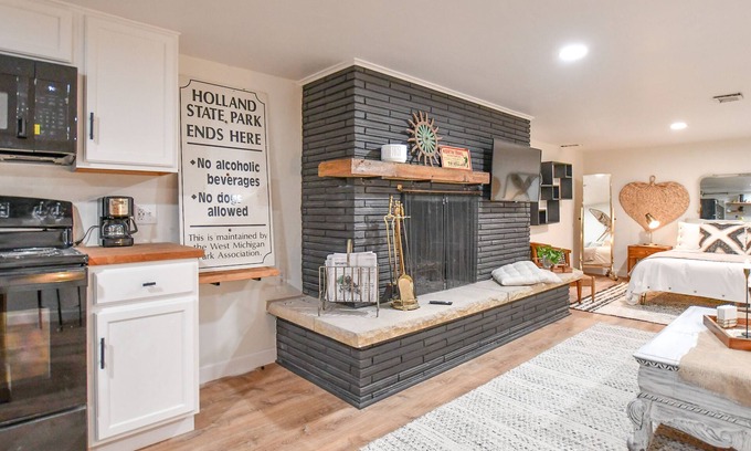 Allouez Apartamento | Bright & Modern Open Concept Studio I Fireplace