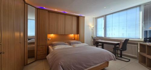 Rheydt Apartamento | Bright room with private bathroom and market square view