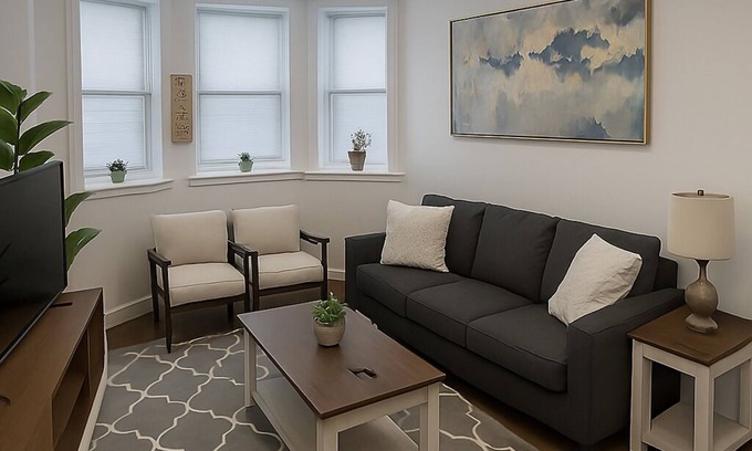 West Ridge Apartamento | Bright & Spacious 2BR Apartment in Lively Chicago