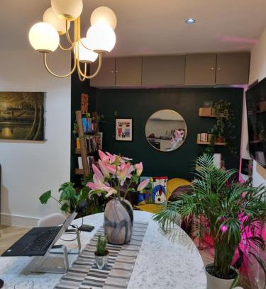 Lansbury Casa | Bright spacious apartment in the park