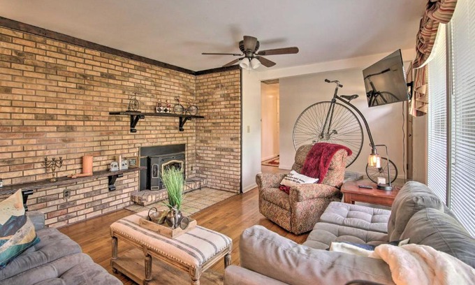 Turners Casa | Bright Springfield Home Walk to Nature Center!