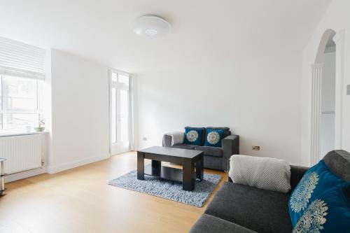 Lansbury Apartamento | Bright & welcoming garden flat sleeps 6 in style