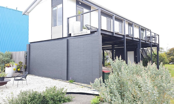 Waterhouse Casa | Brindabella - Only a ONE minute walk to the beach!