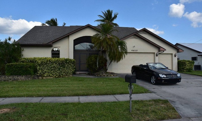 Lochmoor Waterway Estates Casa | Bring your boat to tie up to the new dock with easy access to the Caloosahatchee