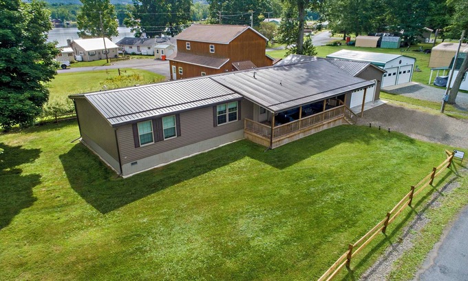 Bradford Casa | Bring your boat, this home offers a dock to tie up to and 10 feet of lakefront.