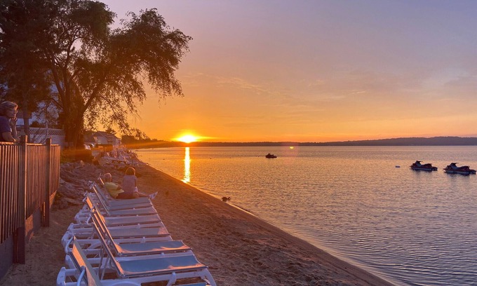 Traverse City Hotel | Brio Beach Inn