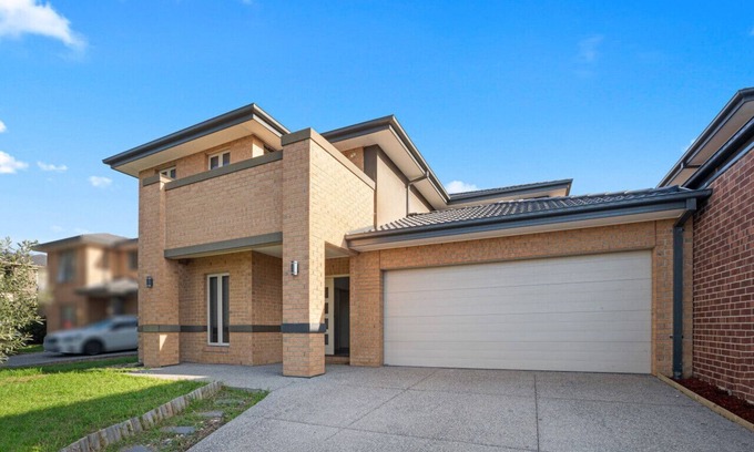 Point Cook Casa | Broadstone PC 9-bed 5-bathroom Luxe Family House Double Storey