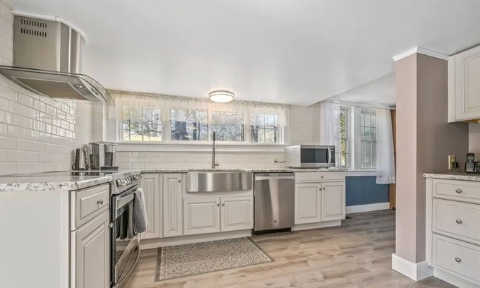 West Oneonta Otro | Brockway's 5 bed 4 bath Homestead Minutes From All-Star Village