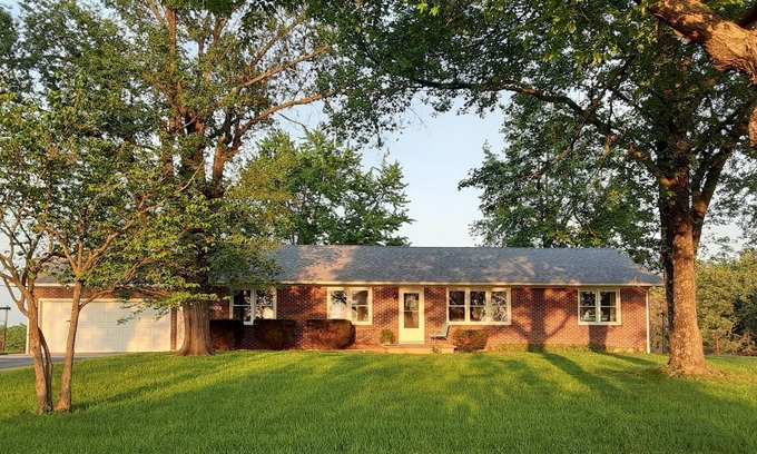 Warsaw Otro | Broken A Ranch offers Charm on the Farm, close to Truman and Osage River