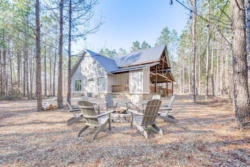 Broken Bow Casa | Broken Bow Cabin with Hot Tub and Covered Deck!