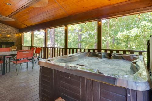 Broken Bow Casa | Broken Bow Escape with Hot Tub and Basketball Court!