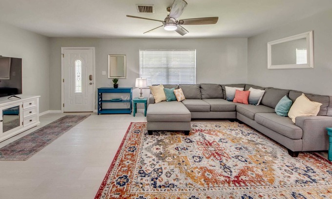 Fort Myers Casa | Brooks Cottage*River Access*Art* Edison Estate*