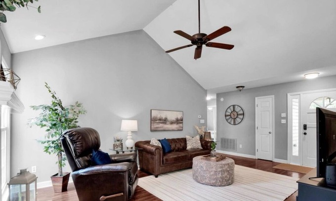 Monroe Casa | Brookside Bungalow- quiet & charming, 3 bed 2 bath, fully stocked home in Monroe