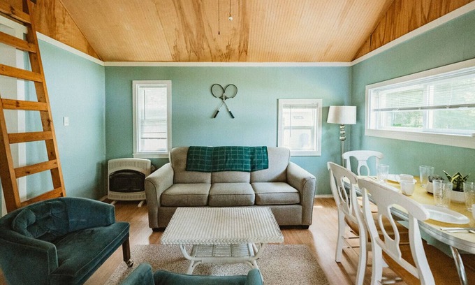 Grawn Casa | Brookside Cottages and Resort Wyandotte Cottage