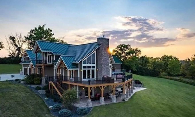Brookville Casa | Brookville Ridge - Gorgeous Lake Home w/ Pool, Putting Green, Game Room
