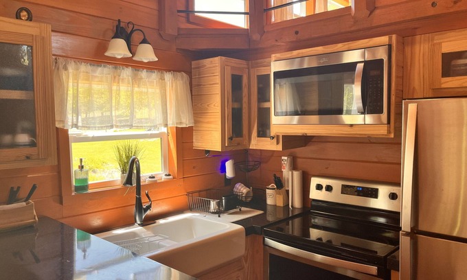 Flat Rock Cabina | Brown Bear Cabin~Jacuzzi~Romance & UTV Add Ons