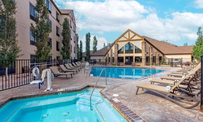 Bryce Canyon Hotel | Bryce Canyon Hideaway! Free Breakfast, Outdoor Pool, Free Parking!