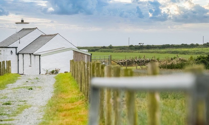 Bodorgan Cabaña | Bryn Eithin - a remote that sleeps 2 guests in 1 bedroom