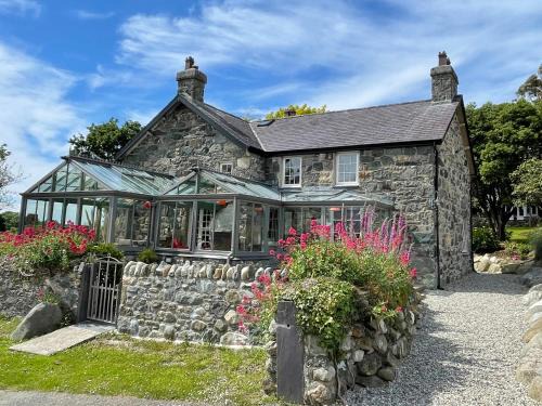 Dinas Casa | Bryncynan Fawr Farmhouse