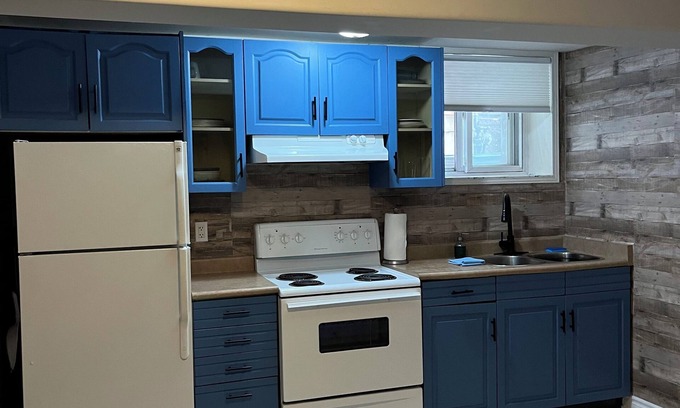 Dufferin Grove Casa | BSMT APT in Dufferin Grove 2 Mins to Subway