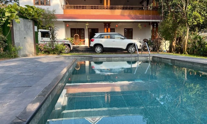 Alappuzha Cama Y Desayuno | Budget friendly beach side villa with pool.