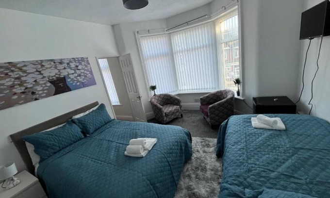 North Shore Hotel | Budget Twin Family Room 5mins walk to the Beach