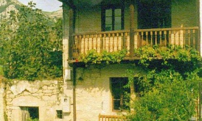 Peñamellera Baja Cabaña | Buelles: CASA RURAL, entre las montañas y mar calidad y comfort Casa con jardín