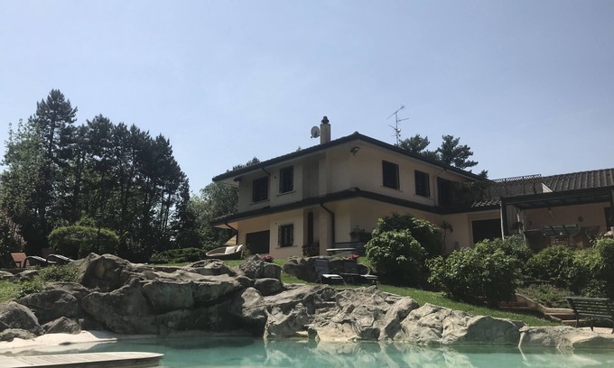 Arcore Apartamento | Buen Retiro. An partment in a private villa with park, tennis and swimming pool