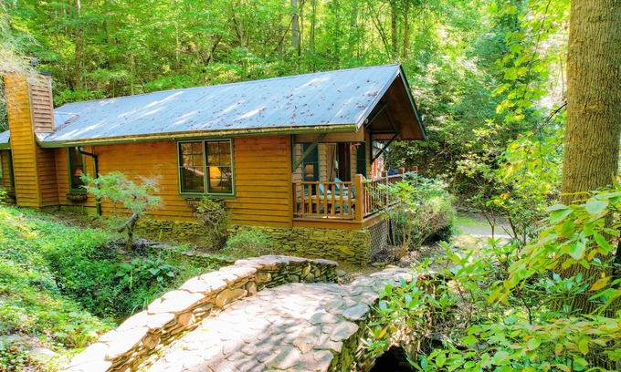 Bryson City Cabaña | Buffalo Bridge Cottage | Couples Retreat | Bryson City | Great Smoky Mountains