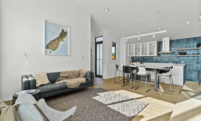 Wanaka Casa | Bull Ridge Escape - Wanaka Holiday Home