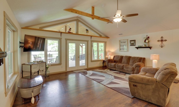 Mountain View Cabina | 'Bullfrog Bluff' Mountain View Cabin w/ Deck!