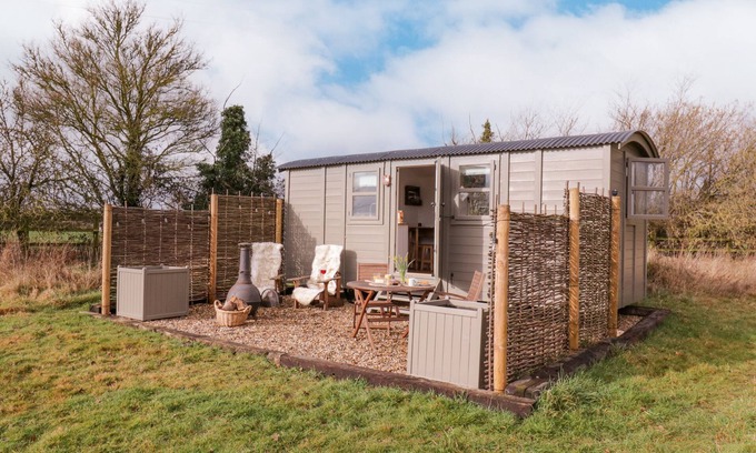 Whepstead Cabaña | BUMBLE'S RETREAT, pet friendly, with a garden in Bury St Edmunds