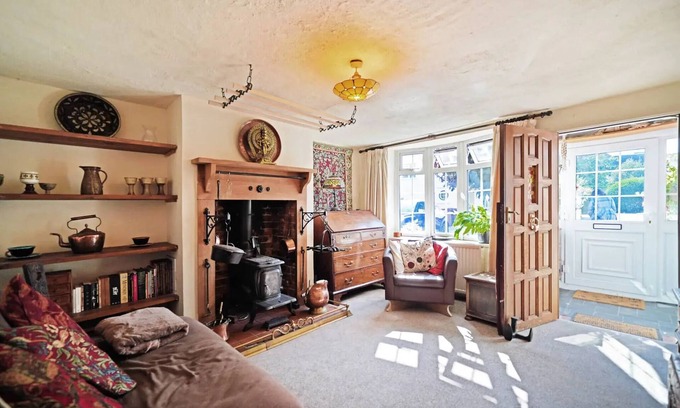 Codsall Cabaña | Bumblebee Cottage: 200 year old oak beamed home