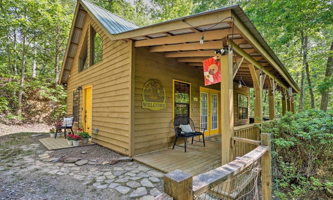 Murphy Cabaña | 'Bumblebee Cottage' Murphy Retreat w/ Hot Tub