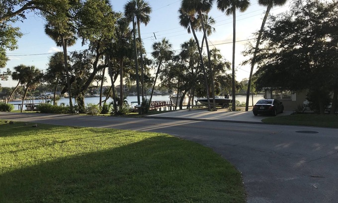Port Richey Casa | Bungalow al otro lado de la calle del río Pithlachascotee