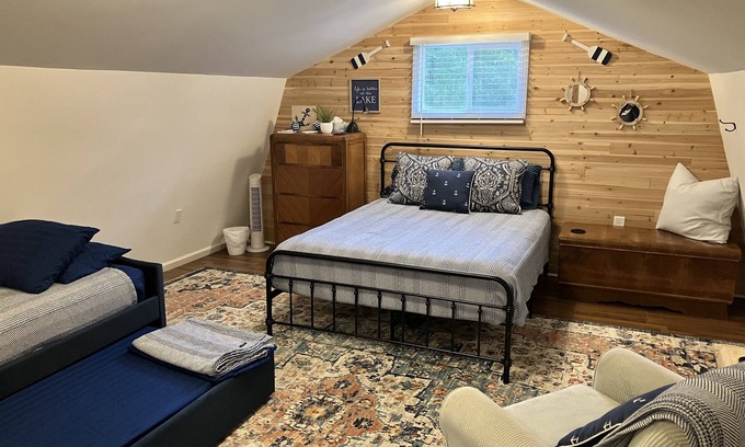 Lake Waccamaw Casa | Bungalow at the Lake - enjoy lake life within driving distance of the beach!