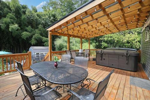 Black Mountain Casa | Bungalow Dream w Hot Tub, Fenced Yard & Fire Pit