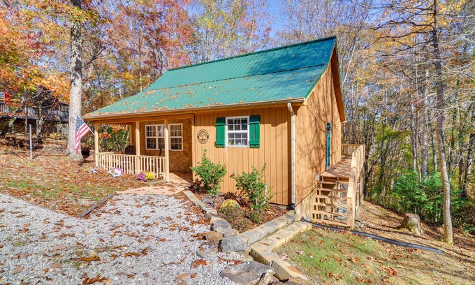 Sloans Valley Cabina | Burnside Resort Cabin w/ Hot Tub & Outdoor Spots!