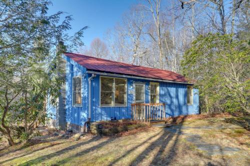 Burnsville Casa | Burnsville Cabin with Deck and Trails - Dog Friendly!